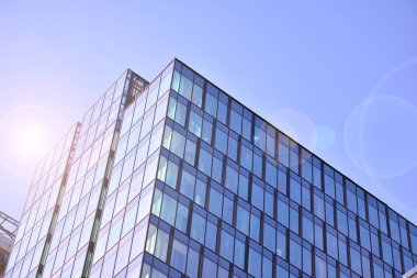 Modern ofis inşaatı, güneş ışığıyla kaplı cam yüzey. İş geçmişi. 