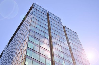 Modern ofis inşaatı, güneş ışığıyla kaplı cam yüzey. İş geçmişi. 