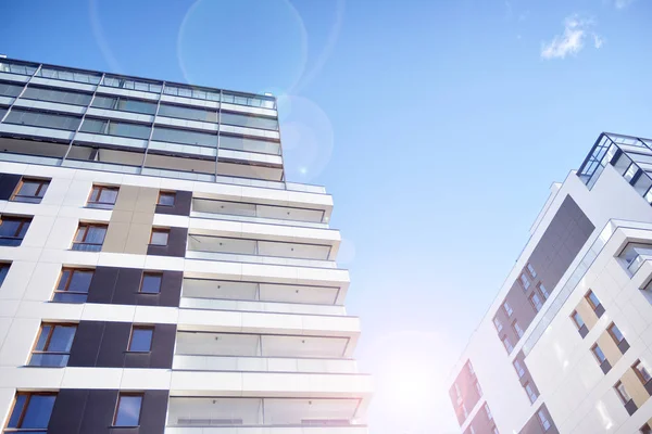 Immeubles Modernes Par Une Journée Ensoleillée Avec Ciel Bleu Façade — Photo