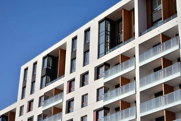 在阳光灿烂的日子里 现代化的公寓楼 蓝蓝的天空 现代公寓楼的立面 有阳光的玻璃表面 — 图库照片