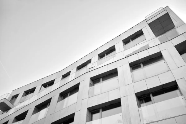 近代的な住宅フラットアパートの建物の外観の詳細 新しい高級住宅や家庭の複合体の断片 太陽光でガラス表面 黒と白 — ストック写真
