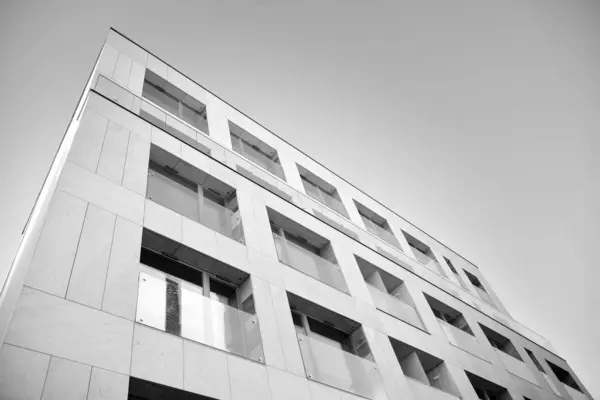 详细介绍了现代民居公寓建筑的外部情况 新的豪华住宅和住宅建筑群的碎片 有阳光的玻璃表面 黑人和白人 — 图库照片
