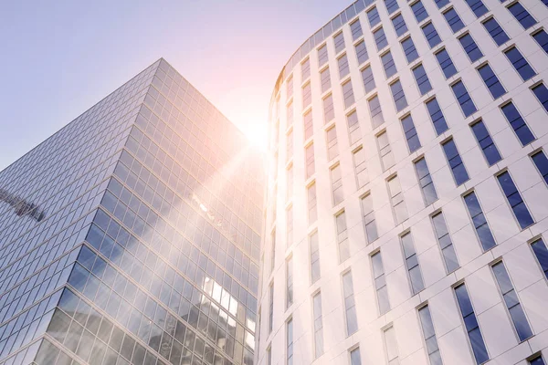 Sluneční Paprsky Dopadají Městské Budovy Moderní Kancelářská Budova Detail Skleněný — Stock fotografie
