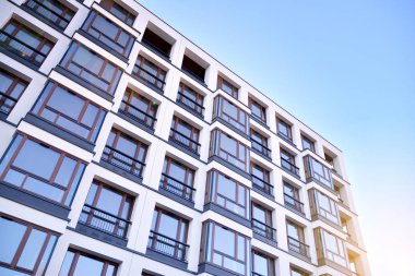 Güneş ışınları kentsel binalar üzerinde ışık etkisi yaratıyor. Düz binaları olan modern bir apartman dairesi. Yeni lüks ev ve ev kompleksinin ayrıntıları. 