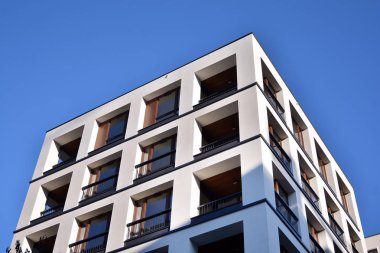 Modern ve yeni apartman. Çok katlı modern, yeni ve şık apartmanlar..