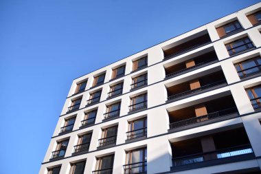 Modern ve yeni apartman. Çok katlı modern, yeni ve şık apartmanlar..