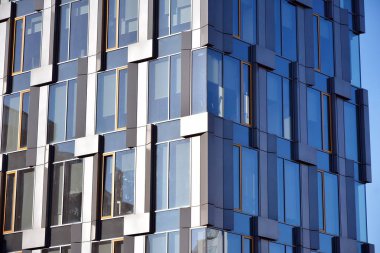Çelik ve cam mavi gökyüzü ile modern ofis binası duvar yapılmış