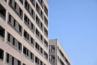 Modern ve yeni apartman. Çok katlı modern, yeni ve şık apartmanlar..