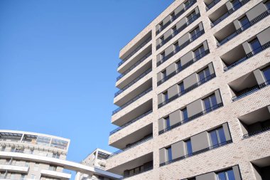 Modern ve yeni apartman. Çok katlı modern, yeni ve şık apartmanlar..