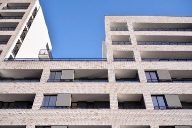 Modern ve yeni apartman. Çok katlı modern, yeni ve şık apartmanlar..