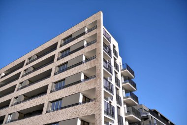 Modern ve yeni apartman. Çok katlı modern, yeni ve şık apartmanlar..