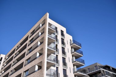 Modern ve yeni apartman. Çok katlı modern, yeni ve şık apartmanlar..