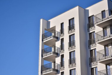 Modern ve yeni apartman. Çok katlı modern, yeni ve şık apartmanlar..