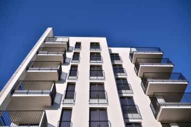 Modern ve yeni apartman. Çok katlı modern, yeni ve şık apartmanlar..