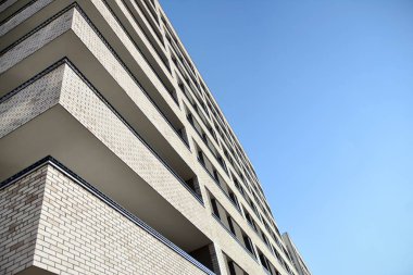 Modern ve yeni apartman. Çok katlı modern, yeni ve şık apartmanlar..