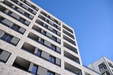 Modern ve yeni apartman. Çok katlı modern, yeni ve şık apartmanlar..