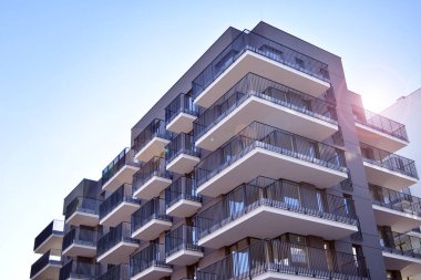 Güneş ışınları kentsel binalar üzerinde ışık etkisi yaratıyor. Düz binaları olan modern bir apartman dairesi. Yeni lüks ev ve ev kompleksinin ayrıntıları. 