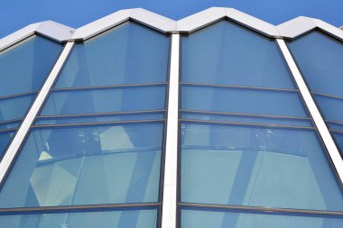 Çelik ve cam mavi gökyüzü ile modern ofis binası duvar yapılmış