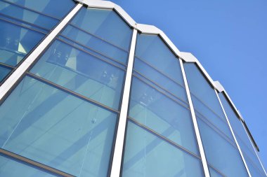 Çelik ve cam mavi gökyüzü ile modern ofis binası duvar yapılmış