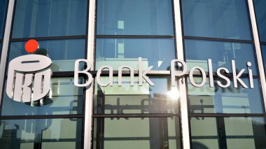 Varşova, Polonya. 11 Aralık 2019. Polski Bankası 'nı imzala. Şirket panosu Polski Bankası.