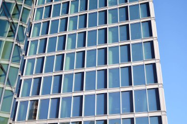 Çelik ve cam mavi gökyüzü ile modern ofis binası duvar yapılmış