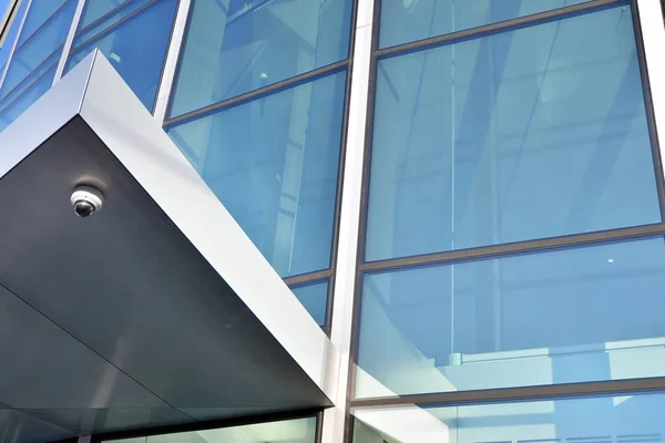 现代办公建筑墙体由钢和玻璃与蓝蓝的天空 — 图库照片