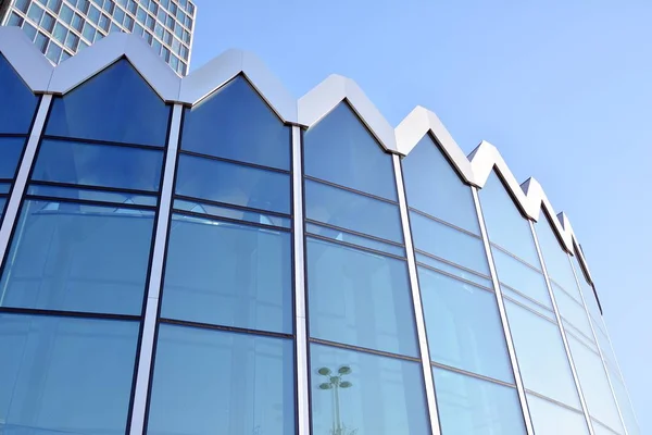 Moderna Pared Del Edificio Oficinas Acero Vidrio Con Cielo Azul — Foto de Stock