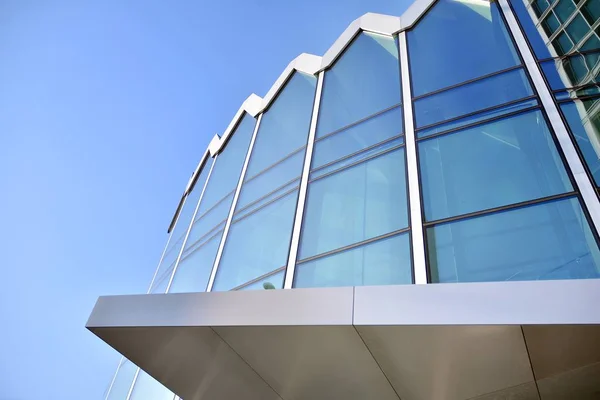 Moderne Bürohauswand Aus Stahl Und Glas Mit Blauem Himmel — Stockfoto