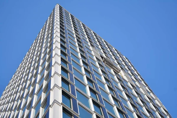 近代的なオフィスビル壁鋼とガラス製の青い空と — ストック写真
