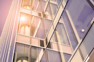 Güneş ışığı günbatımında kentsel binalar üzerinde ışık etkisi yaratır. Modern ofis inşaatı, güneş ışığıyla kaplı cam yüzey. İş geçmişi. 