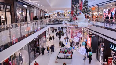  Varşova, Polonya. 15 Aralık 2019. Alışveriş merkezi içi 