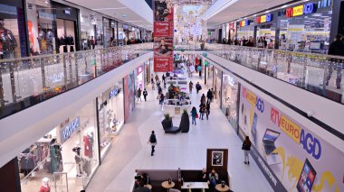  Varşova, Polonya. 15 Aralık 2019. Alışveriş merkezi içi 