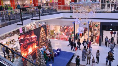  Varşova, Polonya. 15 Aralık 2019. Alışveriş merkezi içi 