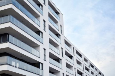 Modern ve yeni apartman. Çok katlı modern, yeni ve şık apartmanlar..