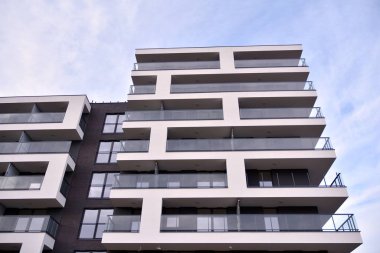 Modern ve yeni apartman. Çok katlı modern, yeni ve şık apartmanlar..