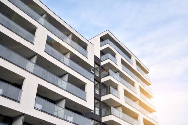 Güneş ışınları kentsel binalar üzerinde ışık etkisi yaratıyor. Düz binaları olan modern bir apartman dairesi. Yeni lüks ev ve ev kompleksinin ayrıntıları. 