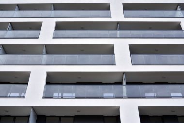 Modern ve yeni apartman. Çok katlı modern, yeni ve şık apartmanlar..