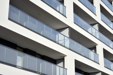 Modern ve yeni apartman. Çok katlı modern, yeni ve şık apartmanlar..