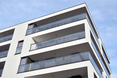 Modern ve yeni apartman. Çok katlı modern, yeni ve şık apartmanlar..