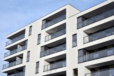 Modern ve yeni apartman. Çok katlı modern, yeni ve şık apartmanlar..