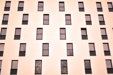 Güneş ışınları kentsel binalar üzerinde ışık etkisi yaratıyor. Düz binaları olan modern bir apartman dairesi. Yeni lüks ev ve ev kompleksinin ayrıntıları. 