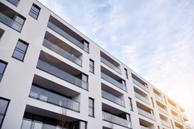 Güneş ışınları kentsel binalar üzerinde ışık etkisi yaratıyor. Düz binaları olan modern bir apartman dairesi. Yeni lüks ev ve ev kompleksinin ayrıntıları. 