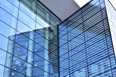 Modern cam ve beton binaya bakmanın soyut görüntüsü. Ofis binasının mimari dış ayrıntıları. 