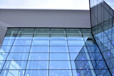 Modern cam ve beton binaya bakmanın soyut görüntüsü. Ofis binasının mimari dış ayrıntıları. 