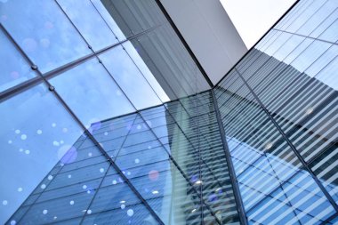 Modern cam ve beton binaya bakmanın soyut görüntüsü. Ofis binasının mimari dış ayrıntıları. 