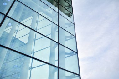 Modern cam ve beton binaya bakmanın soyut görüntüsü. Ofis binasının mimari dış ayrıntıları. 