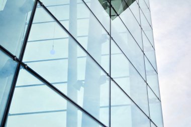 Modern cam ve beton binaya bakmanın soyut görüntüsü. Ofis binasının mimari dış ayrıntıları. 