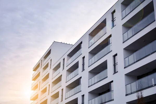 Güneş ışınları kentsel binalar üzerinde ışık etkisi yaratıyor. Düz binaları olan modern bir apartman dairesi. Yeni lüks ev ve ev kompleksinin ayrıntıları. 