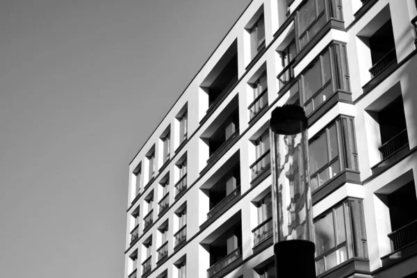 Raios Solares Efeitos Luz Edifícios Urbanos Fragmento Apartamento Residencial Moderno — Fotografia de Stock
