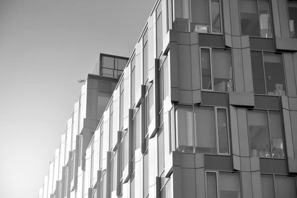 日落时阳光照射在城市建筑物上 现代写字楼的细节 玻璃表面有阳光 商业背景 黑人和白人 — 图库照片
